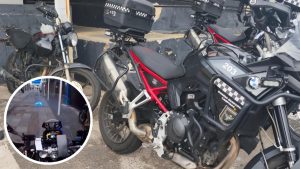 Motocicletas estacionadas em via urbana, com detalhe em circular de um painel e equipamento de uma câmera de segurança, ilustrando o vídeo sobre motociclista atropelando três pessoas durante fuga em Campinas.