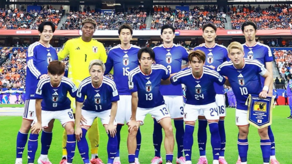 Jogadores da seleção japonesa comemoram a classificação para o mata-mata da Copa do Mundo 2026 no estádio após empate com a Suécia, em clima de euforia