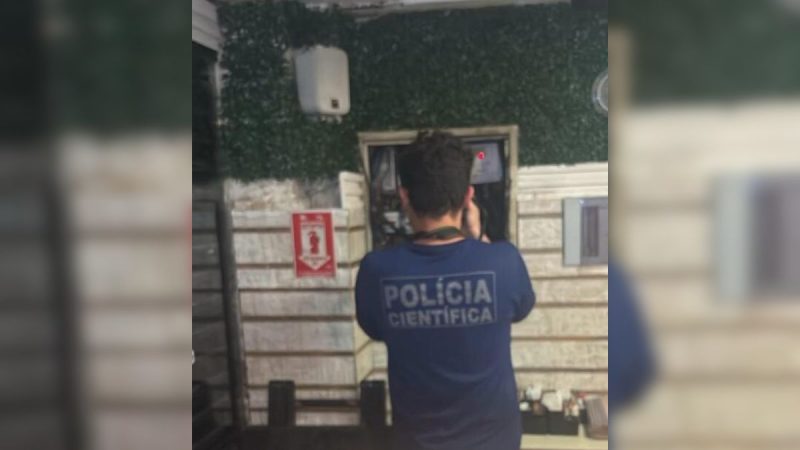 Polícia Científica em frente a um restaurante em Santos, após investigação de possível fraude no sistema de energia, com equipe realizando vistoria no local.