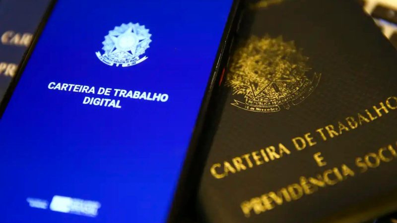 Telefones mostram a Carteira de Trabalho Digital e a Carteira de Trabalho física, com foco em temas trabalhistas; contexto de orientação jurídica para empresas sobre fim da escala 6x1, NR-1 e pejotização.