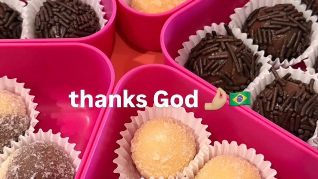 Hailey Bieber faz brigadeiro para o filho
Foto: Hailey Bieber