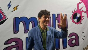 Jorge Vercillo em coletiva de imprensa na inauguração do espaço Multi Arena em Campinas fazendo o símbolo JV com as mãos.