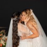 Lauana Prado e Tati Dias dizem “sim” em casamento com vista para o mar