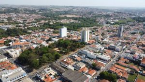 Vista aérea do centro urbano de Capivari, com prédios e áreas residenciais em destaque, retratando o município que chega aos 194 anos com economia diversificada e bons indicadores.