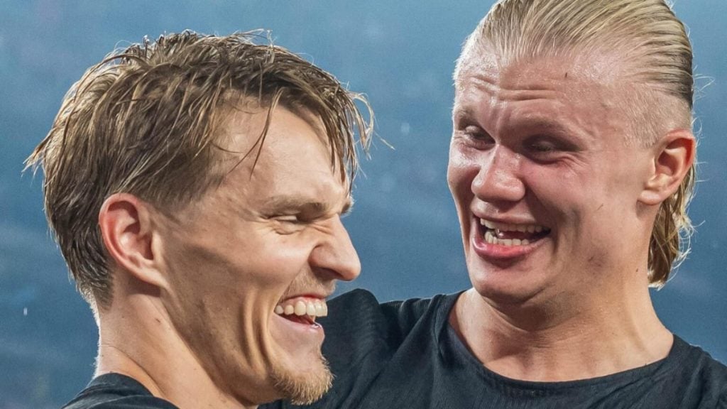 Imagem em destaque de dois jogadores de futebol comemorando em campo, com expressão de alegria e companheirismo, sugerindo duelo do próximo adversário do Brasil na Copa