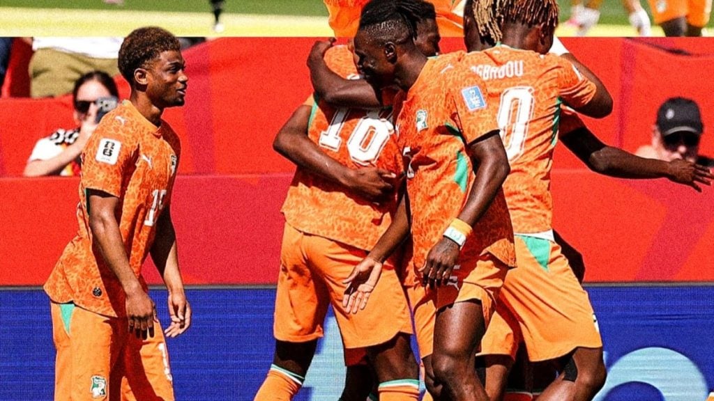 Jogadores da seleção da Costa do Marfim comemoram um gol em partida de futebol, imagem usada para comparar o próximo adversário do Brasil na Copa.