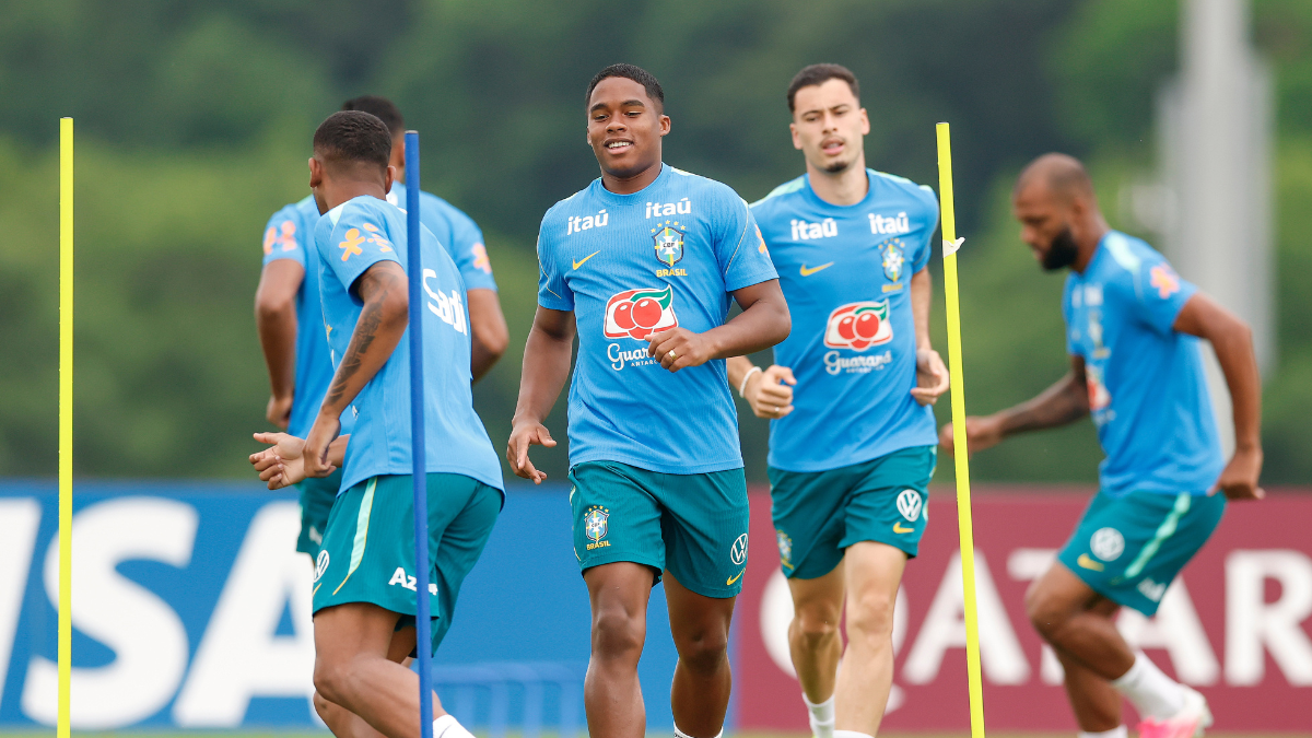 Seleção brasileira em treino de futebol ao ar livre, com jogadores usando uniforme azul do Brasil, em preparação para as oitavas de final, sem Raphinha.