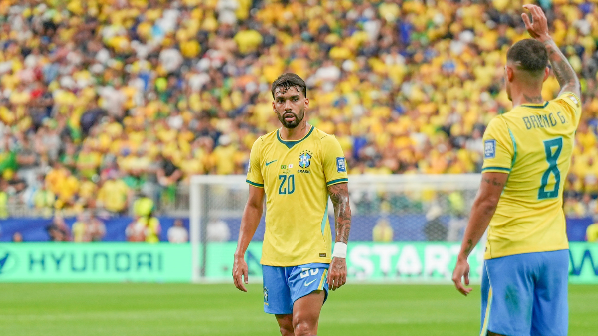 Jogador do Brasil em campo durante partida da Seleção, usando a camisa amarela e número 20. Imagem esportiva que ilustra a notícia sobre a lesão de Paquetá e seu desfalque na Seleção nas oitavas de final.