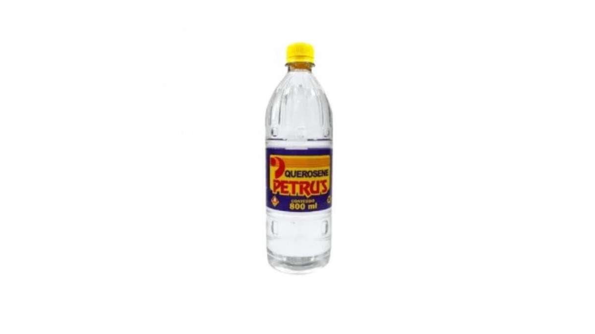 Garrafa de querosene Petrus de 800 ml em fundo branco, destacando o rótulo “Querosene Petrus”, usada para ilustrar a notícia da Anvisa sobre apreensão e recolhimento.