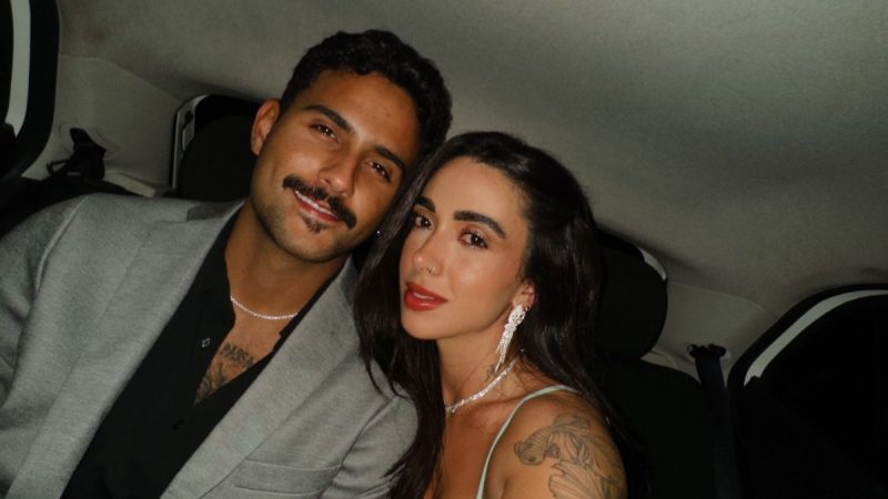 Foto de Giovanna Lima e Lucas Pizane juntos, em clima romântico, em um registro no carro, com Giovanna ao lado dele; assunto: Giovanna Lima e Lucas Pizane terminam namoro após quase dois anos.
