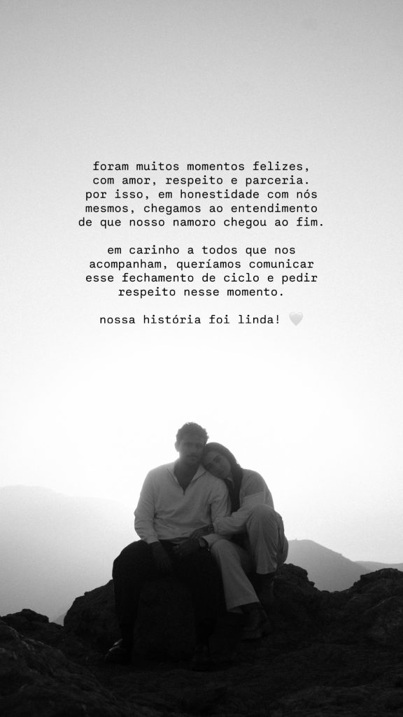 Imagem em tons suaves mostra um casal sentado em uma rocha ao pôr do sol, com texto romântico ao centro sobre amor, respeito e encerramento de ciclo. A foto sugere o tema Giovanna Lima e Lucas Pizane terminam namoro.