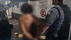 Suspeito de estupro de vulnerável preso em Amparo durante ação policial, com homens da polícia civil e um detido em ambiente de viatura, após perseguição em Amparo.
