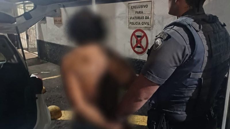 Suspeito de estupro de vulnerável preso em Amparo durante ação policial, com homens da polícia civil e um detido em ambiente de viatura, após perseguição em Amparo.