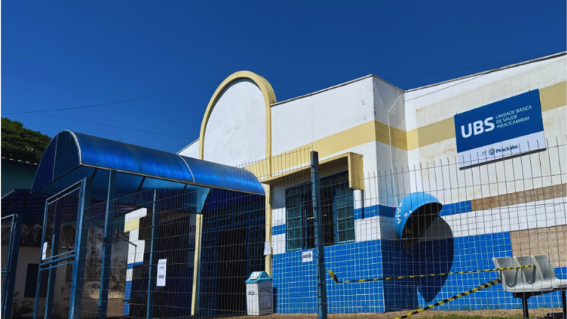 Fachada de uma UBS (Unidade Básica de Saúde) em Piracicaba, com placa “UBS” visível e área externa sob céu azul, ilustrando o Atendimento noturno nas UBSs de Piracicaba.