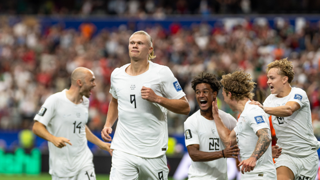 Erling Haaland comemora durante partida da seleção com jogadores ao redor, em clima de jogo importante; Haaland Brasil oitavas, enfrentando o Brasil no próximo domingo.