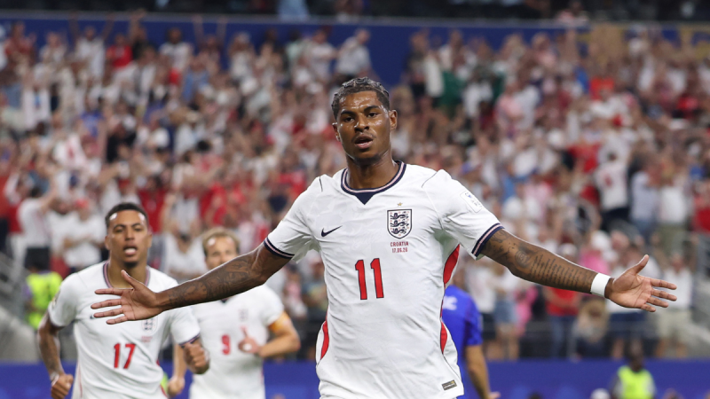 Jogos da Copa do Mundo hoje: jogador da Inglaterra em campo comemora durante partida, com torcida ao fundo e outros atletas ao redor