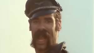 Victor Willis, do Village People, em uma foto de perfil usando chapéu e barba, em imagem com fundo claro