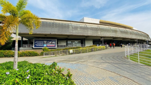 Fachada da Rodoviária de Campinas, com prédio moderno, área externa e placas de informações para passageiros em dias de movimento