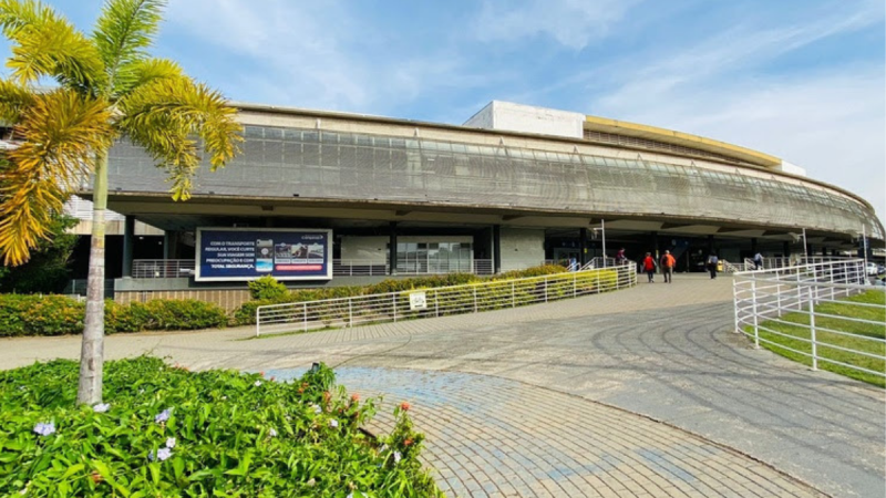 Fachada da Rodoviária de Campinas, com prédio moderno, área externa e placas de informações para passageiros em dias de movimento