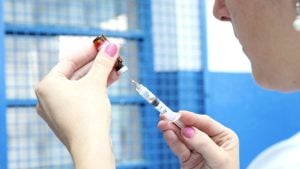 Vacina contra sarampo sendo aplicada em uma pessoa, com seringa e frascos na cena. Campanhas de vacinação em Campinas reforçam a imunização após casos em São Paulo.
