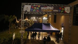 Entrada do Parque Valongo em noite de evento com estrutura metálica e telão do Inverno Criativo, tendas montadas e público circulando, no contexto da Festa Inverno Criativo 2026.