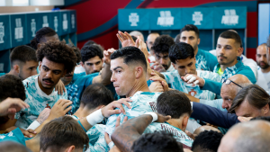 Cristiano Ronaldo em destaque comemorando com a seleção ao lado de jogadores no vestiário, imagem relacionada a jogos da Copa do Mundo hoje com Espanha e confrontos desta quinta