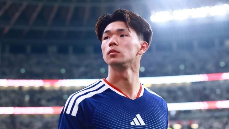 Kento Shiogai, atacante do Japão, em campo durante partida, com expressão séria enquanto reage à repercussão no Brasil e ironiza comentários nas redes sociais.