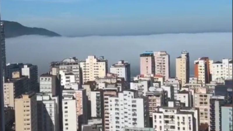 Nevoeiro Porto de Santos encobre o litoral e reduz a visibilidade sobre os prédios e o cais da região portuária, com a névoa cobrindo o mar na manhã de hoje.