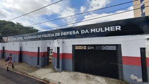 Fachada de uma delegacia de polícia, com placa “Polícia Civil - Delegacia de Defesa da Mulher”, usada em notícia sobre adolescente de 13 anos que denuncia pai por abuso sexual e prisão do pai em Hortolândia.