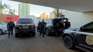 Três suspeitos do PCC são presos em Piracicaba após vítimas ficarem na UTI, com agentes da Polícia Civil e viaturas estacionadas em área de apoio, incluindo uma caminhonete e carro de patrulha