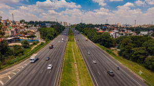 Vista aérea da rodovia Anhanguera em Campinas com fluxo de veículos e canteiro central ao centro, cenário de acidente na Anhanguera em Campinas com colisão entre moto, caminhão e carro deixando ferido grave.