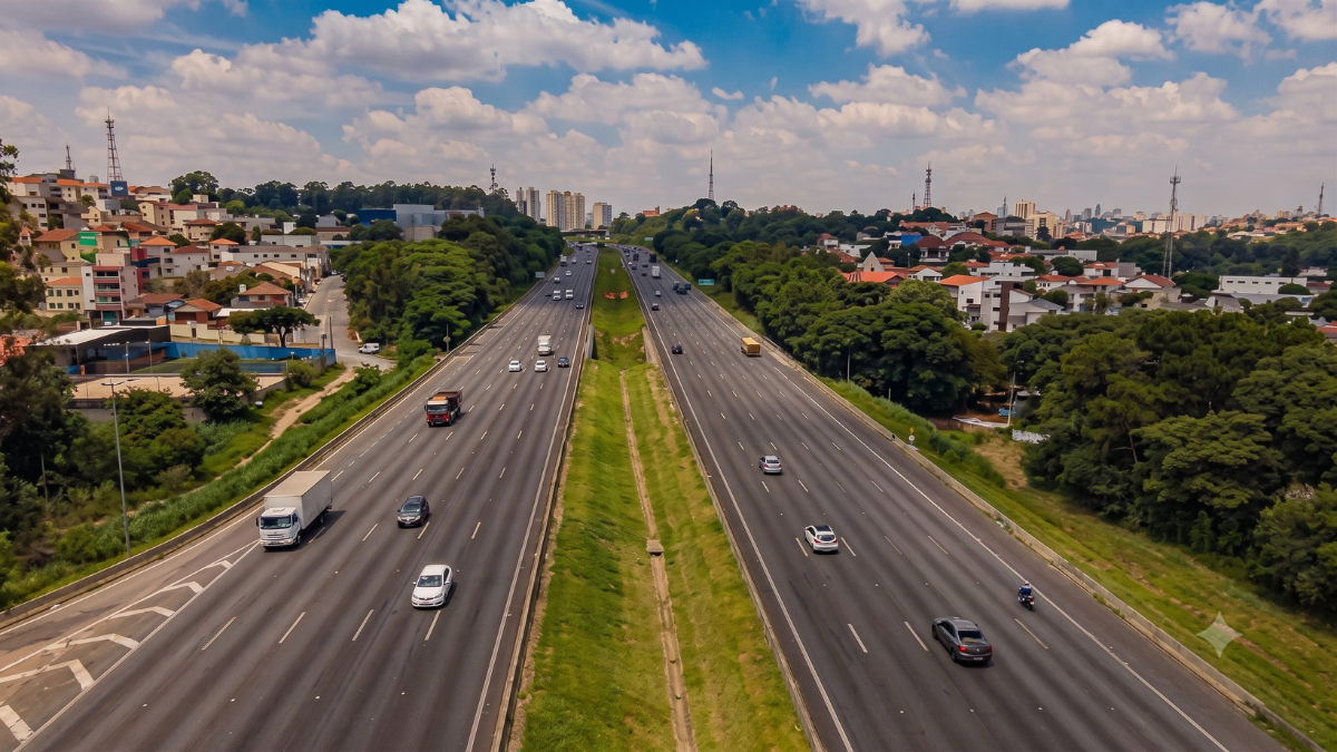 Vista aérea da rodovia Anhanguera em Campinas com fluxo de veículos e canteiro central ao centro, cenário de acidente na Anhanguera em Campinas com colisão entre moto, caminhão e carro deixando ferido grave.