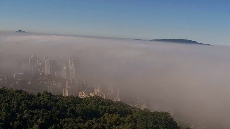 Frente fria na Baixada Santista: vista da cidade com neblina e mar encoberto, formando uma grande massa de nuvens sobre o litoral após ciclone extratropical