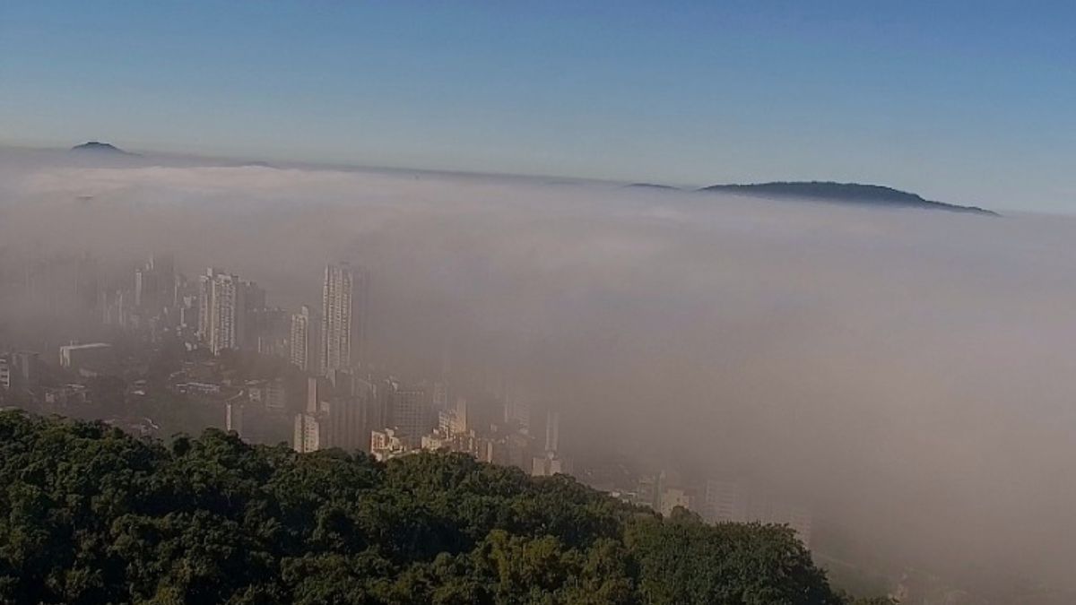 Frente fria na Baixada Santista: vista da cidade com neblina e mar encoberto, formando uma grande massa de nuvens sobre o litoral após ciclone extratropical
