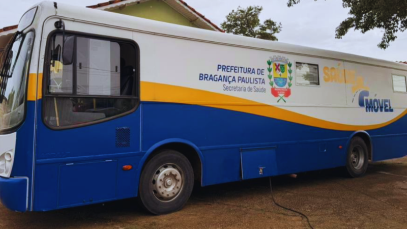 Ônibus da Saúde Móvel estacionado em Bragança Paulista, com a logomarca da Prefeitura de Bragança Paulista e da Secretaria de Saúde, para divulgação do cronograma de julho nos bairros.