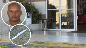 Imagem de uma área externa de hotel com entrada e jardim, mostrando um recorte em destaque de um suspeito em foto de identificação e uma marca de lâmina na cena, relacionada ao caso de segurança de hotel que esfaqueia colegas em Paulínia.
