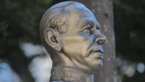 Estátua de bronze do poeta Guilherme de Almeida em Campinas, com foco no rosto e no detalhe dos traços, em imagem usada na Semana Guilherme de Almeida.