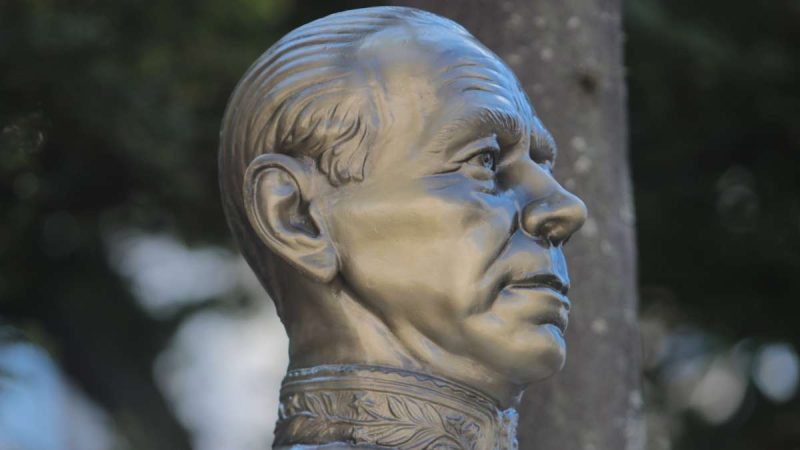 Estátua de bronze do poeta Guilherme de Almeida em Campinas, com foco no rosto e no detalhe dos traços, em imagem usada na Semana Guilherme de Almeida.