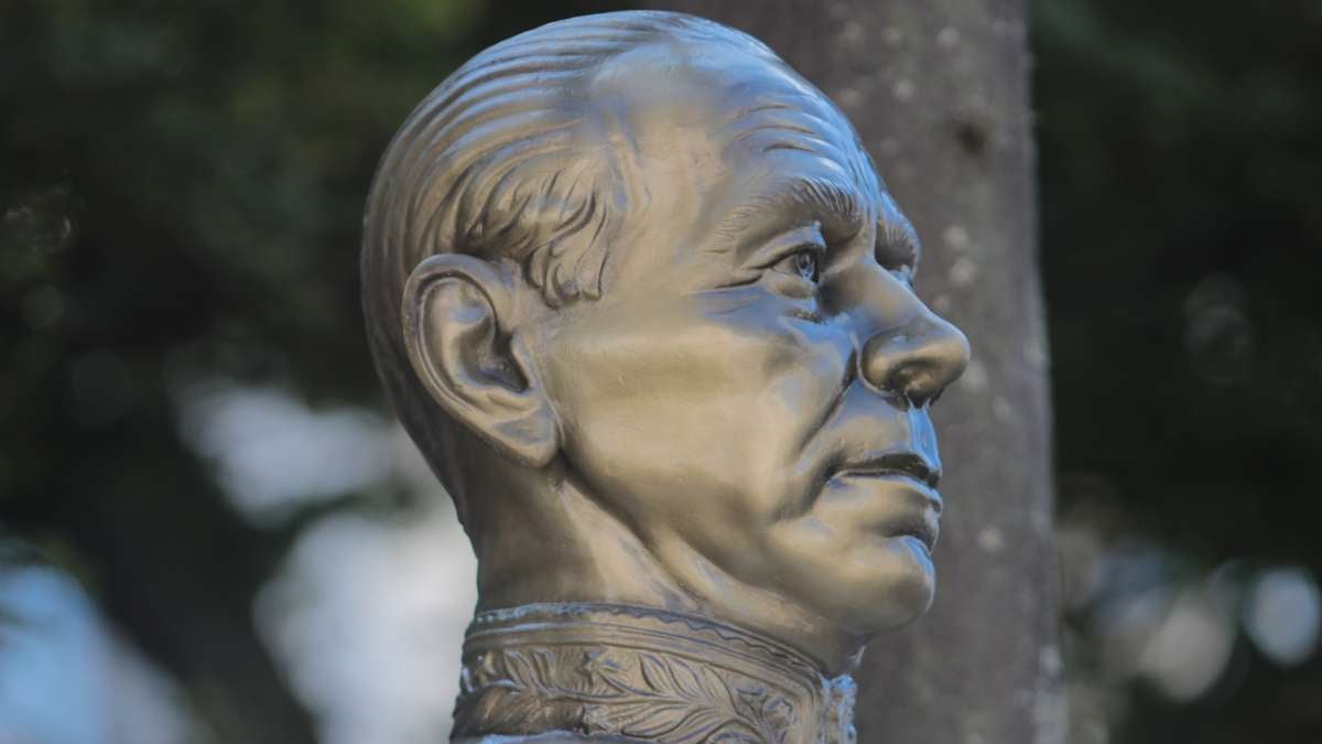 Estátua de bronze do poeta Guilherme de Almeida em Campinas, com foco no rosto e no detalhe dos traços, em imagem usada na Semana Guilherme de Almeida.