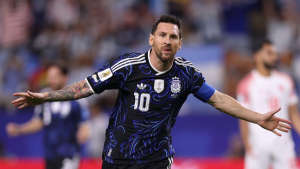 Lionel Messi em campo comemorando durante partida de futebol, usando uniforme da Argentina, imagem usada na chamada dos jogos da Copa do Mundo hoje 03/07.