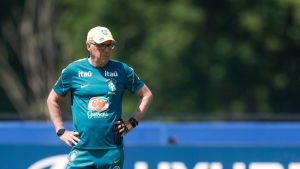 Técnico Ancelotti em treino da seleção brasileira, usando camisa verde e boné, em campo com marcações ao fundo; imagem usada na busca de quem vai substituir Paquetá contra a Noruega com favoritos de Ancelotti.