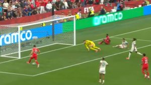 Jogada de futebol em que Fabian Rieder, da seleção suíça, aparece após concluir uma oportunidade perto do gol, com defensores e goleiro fora da posição, mostrando o gol perdido que viralizou na Copa.