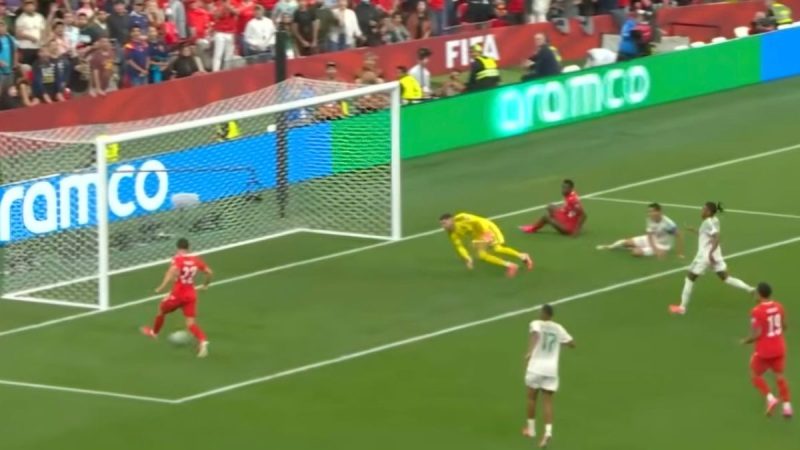Jogada de futebol em que Fabian Rieder, da seleção suíça, aparece após concluir uma oportunidade perto do gol, com defensores e goleiro fora da posição, mostrando o gol perdido que viralizou na Copa.