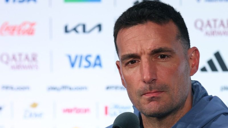 Jorge Sampaoli Scaloni em coletiva de imprensa, com fundo de patrocinadores e microfone, enquanto coloca o Brasil entre favoritos e faz alerta antes do mata-mata da Copa
