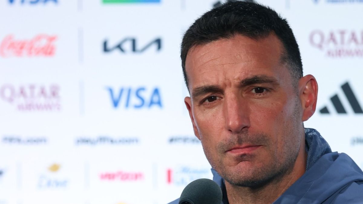 Jorge Sampaoli Scaloni em coletiva de imprensa, com fundo de patrocinadores e microfone, enquanto coloca o Brasil entre favoritos e faz alerta antes do mata-mata da Copa