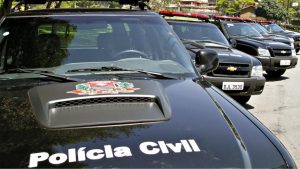 Viatura da Polícia Civil com a inscrição “Policia Civil” na frente, em imagens de reportagem sobre prisão em Campinas por suspeita de agiotagem e extorsão.
