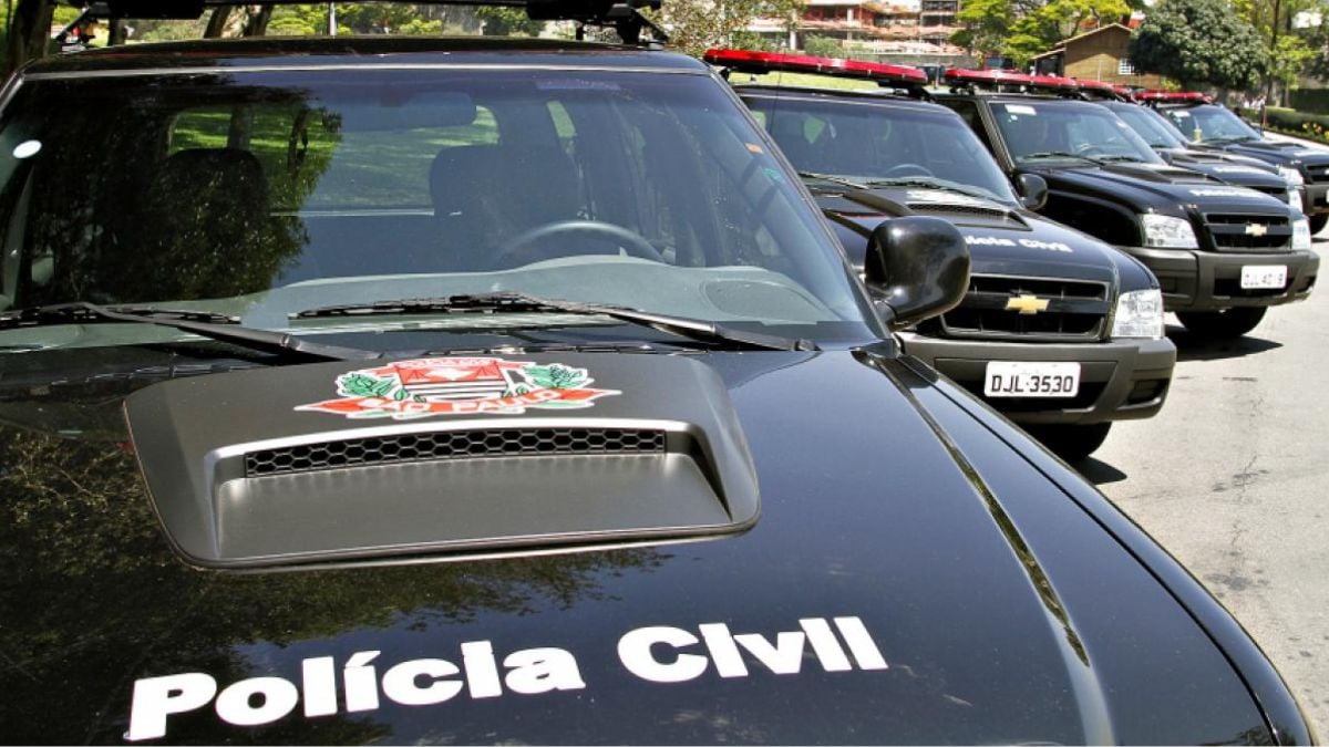Viatura da Polícia Civil com a inscrição “Policia Civil” na frente, em imagens de reportagem sobre prisão em Campinas por suspeita de agiotagem e extorsão.