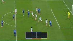 Jogadores em campo durante a partida, com o lance de gol sendo disputado na área e o placar eletrônico ao fundo, destacando o debate sobre o gol anulado da Croácia após a vitória de Portugal