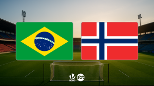 Brasil x Noruega no futebol: placas com as bandeiras dos dois países ao lado do gol em um estádio, com logotipo do SBT e SBT NEWS para o jogo das oitavas da Copa.