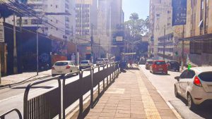 Obras do BRT em Campinas interditam trecho da rua Irmã Serafina, com barreiras metálicas na via e trânsito com carros e ônibus em rota alternativa.